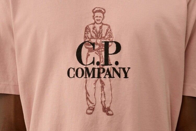 Як носити футболки C.P. Company влітку: актуальні ідеї образів