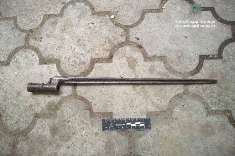 У Луцьку затримали хлопця, який намагався продати старовинну зброю