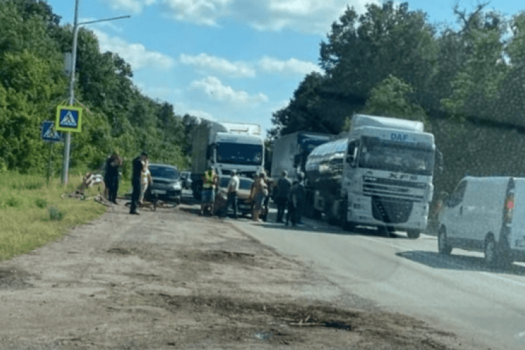 Протестують жителі села на Рівненщині: перекрили дорогу