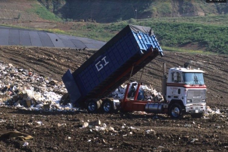 Промислові відходи на стихійне сміттєзвалище привезли вантажівкою