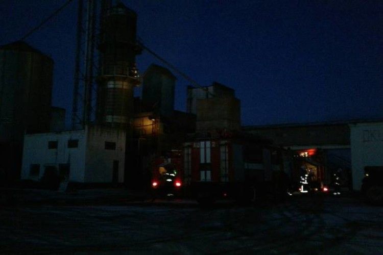 Під ранок на Рівненщині сталася пожежа на підприємстві