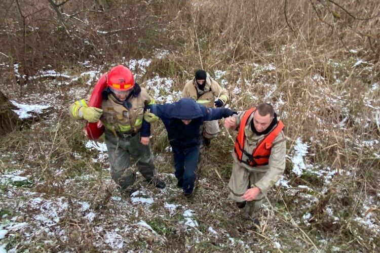 Хотів скоротити дорогу додому: на Рівненщині чоловік застряг у болоті (Фото)