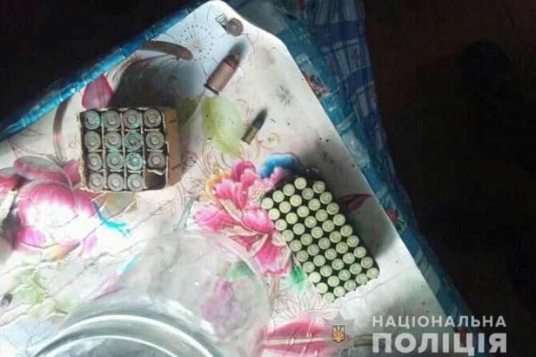 Поліція вилучила у волинян пістолет та набої