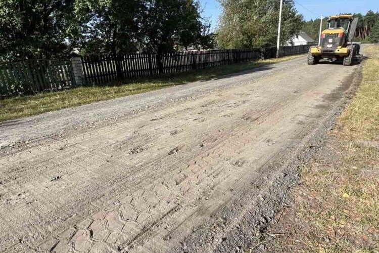 Мінус вибоїни, плюс комфорт: у громаді на Волині відгрейдерували дороги