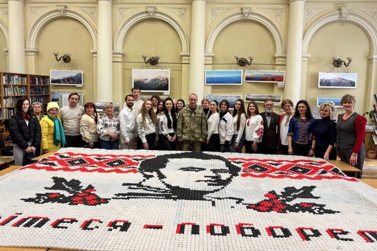 Панно Шевченка з понад 15 тисяч пластикових кришок створювали кілька місяців