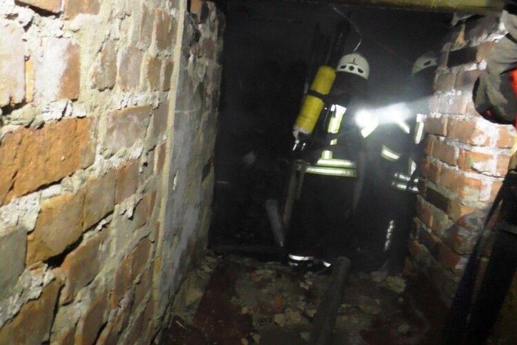 Двоє безхатченків ледь не згоріли в підвалі рівненської багатоповерхівки