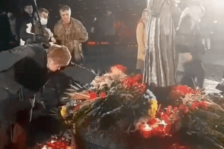 Пенсіонер їв хліб із меморіалу Голодомору, поки Тищенко поряд робив відео для Інстаграму (Відео)
