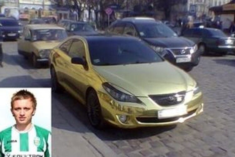 Золотий автомобіль відомого футболіста промчав вулицями Рівного (Фото)