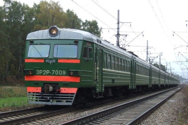 «Хлопці, підіпхніть електричку!»: пасажирам довелося штовхати поїзд «Івано-Франківськ-Рахів» – аби той «завівся»