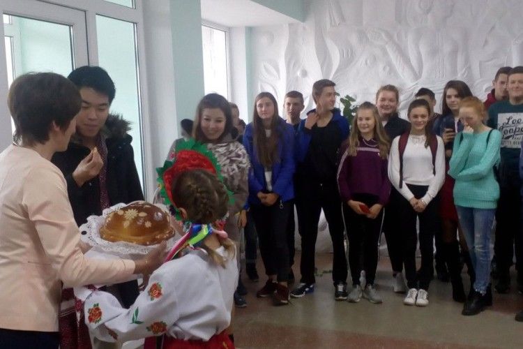 На Старовижівщині дітей вчитиме волотер із США