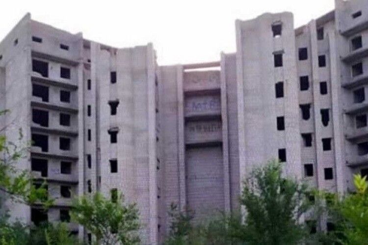 Рятують 15-річного хлопця, який стрибнув з недобудови