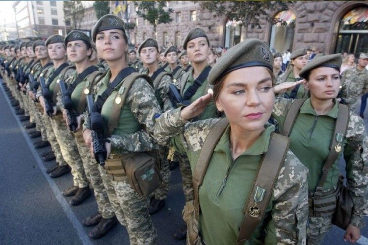 Українським жінкам із десятків професій доведеться стати на військовий облік