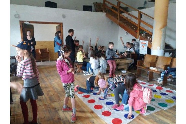 Для дітей з соціально вразливих сімей у Луцьку показали «Весняне диво»