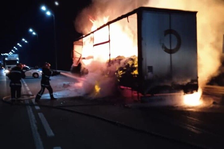 На Рівненщині під час руху спалахнув причіп фури (Фото) 