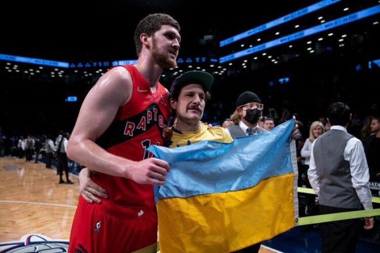 Баскетбол: Михайлюк на матчі НБА сфотографувався із прапором України