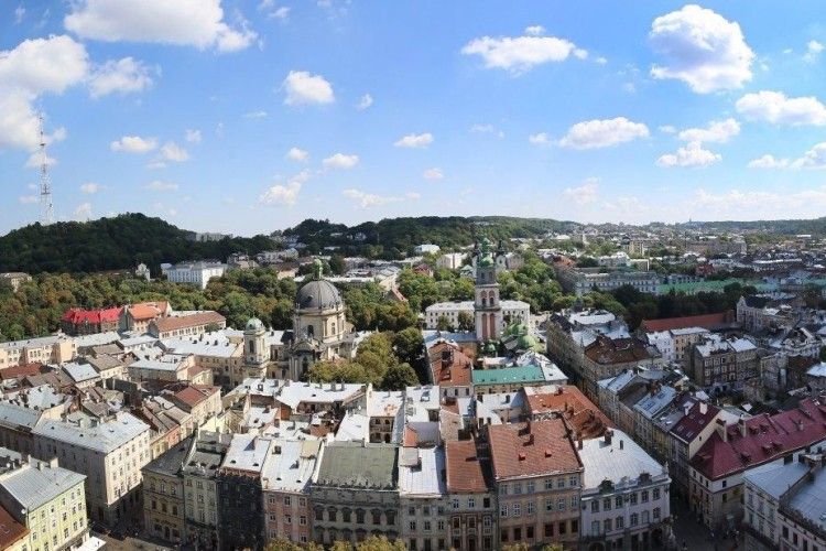 У Львові підстрелили дівчину, яка грала на скрипці на Катедральній площі