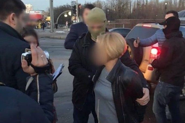 Чиновниця взяла хабар автомобілем