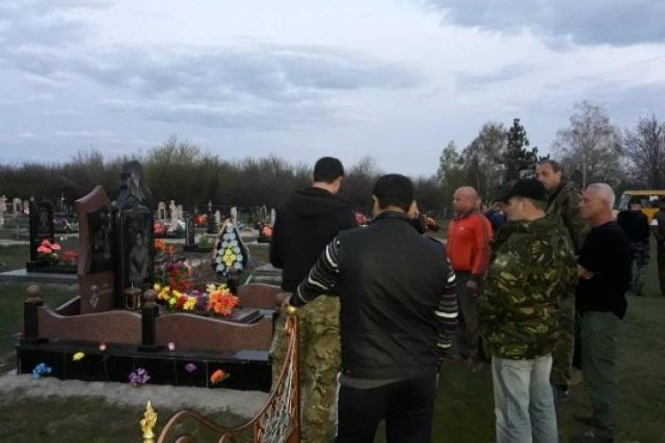 Водія, який познущався над мамою загиблого бійця АТО, повезли на могилу Героя
