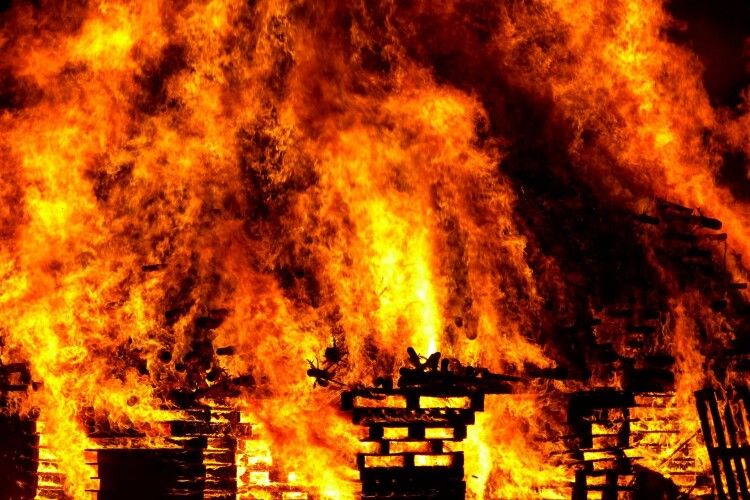 На Рівненщині у власному будинку заживо згорів чоловік (Фото)