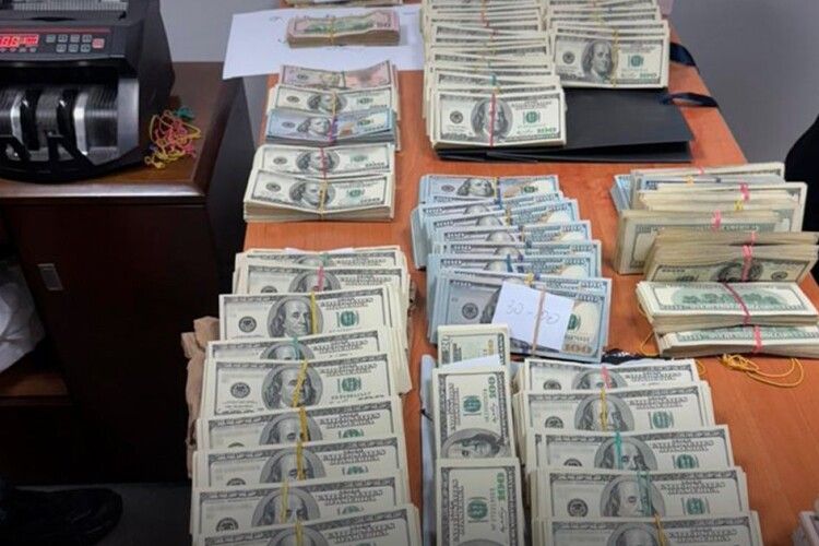 Детективи НАБУ обшукали митний пост «Луцьк» 