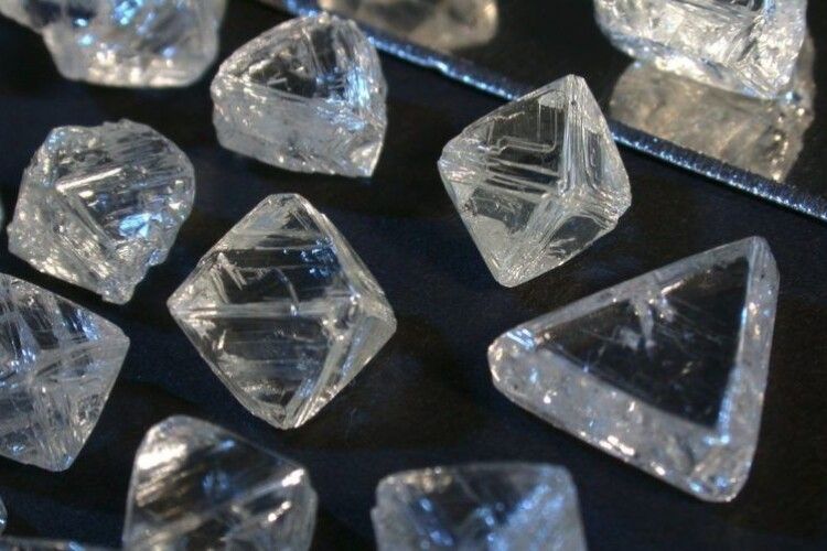 Китайці придумали спосіб зробити скло твердішим за алмаз