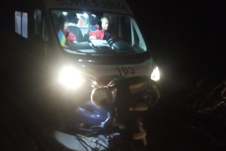 На Волині автівка швидкої потребувала допомоги рятувальників