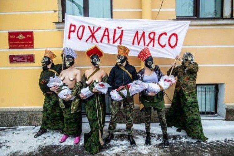 «Народжуй м’ясо»: у Росії жінки принесли до військкомату «ненароджених дітей»