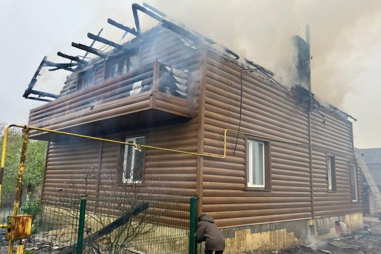 На Рівненщині вогонь охопив двоповерховий будинок (Фото)