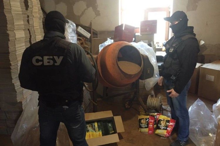 Накрили завод з виробництва підробок кави – «мололи» в бетономішалках (фото)