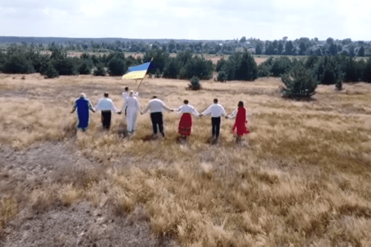 У Камені-Каширському яскраво привітали Україну з Днем народження (Відео)