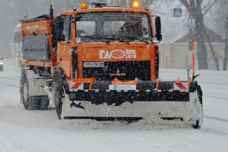 Снігопад на Волині: на автошляхах області працювала спецтехніка (Відео)