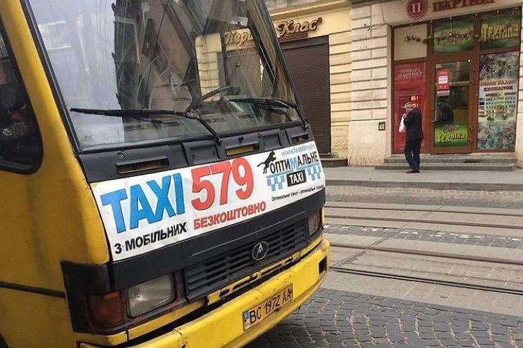 Водій вигнав із маршрутки дівчину-сироту