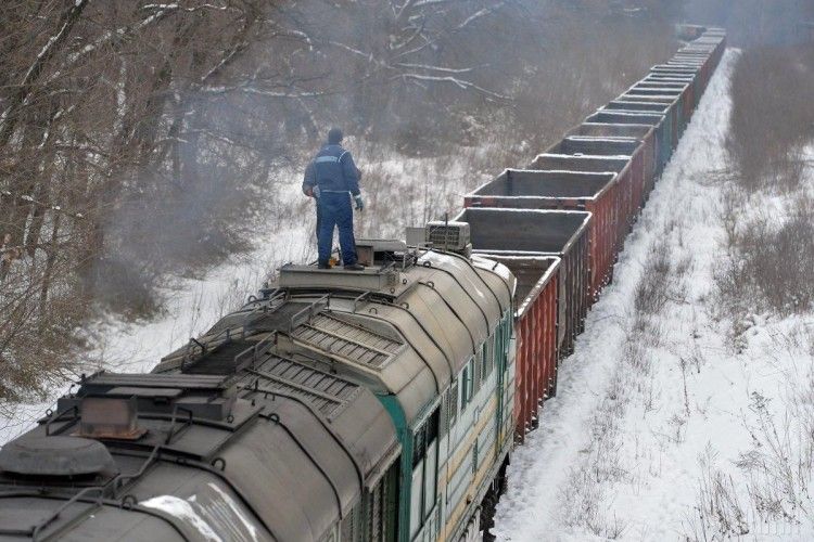Під Києвом зійшов з рейок «товарняк» – суттєво затримуються вісім пасажирських поїздів
