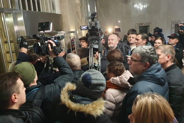 Депутати «Євросолідарності» прийшли до ДБР, щоб не допустити призначення адвоката Януковича (ДОПОВНЕНО)