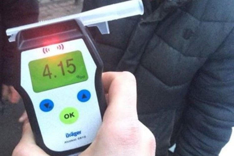 Поліцейські вночі допомогли п'яному, як чіп, рівнянину, а потім спіймали його за кермом