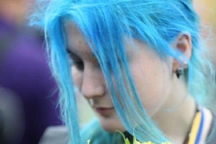 Блакитне волосся, вишиванка та золота медаль: мережу вразила незвична випускниця з Тернополя