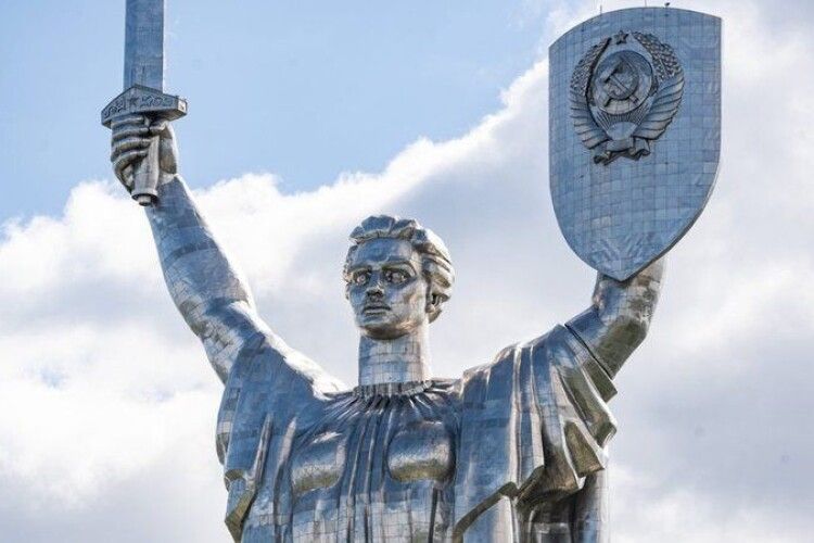 Ткаченко розповів, коли замінять герб СРСР на тризуб на «Батьківщина-мати»