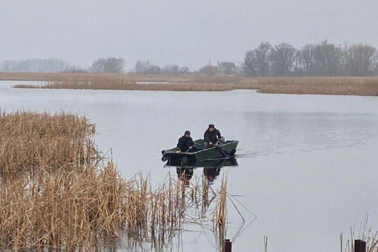 Рятувальники виловили з водойми тіло вагітної, яка пішла порибалити з чоловіком