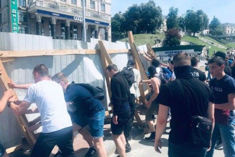 Активісти знесли паркан на Інститутській