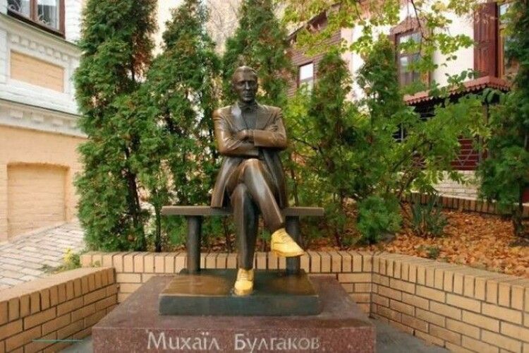 Інститут нацпамʼяті роз’яснив, чи треба демонтовувати пам’ятник Булгакову