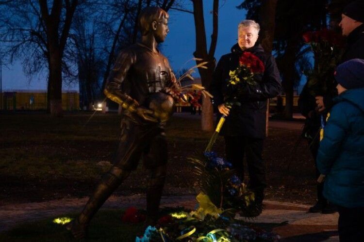 Порошенко на Донеччині вшанував пам’ять Степана Чубенка і зустрівся з волонтерами Донбасу