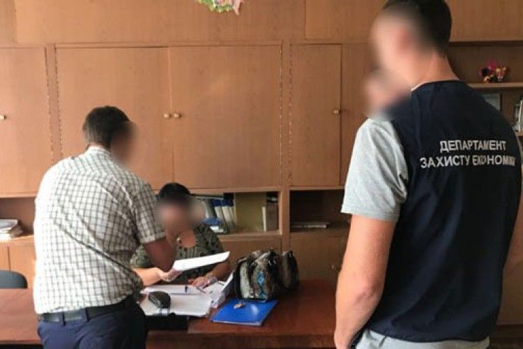 Пані доцентку спіймали на хабарі – взяла 400 «баксів» і вимагала ще стільки ж
