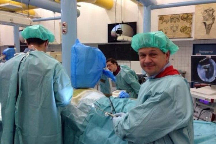 У Черкасах ортопед-травматолог оперує пацієнтів, які не в змозі платити 