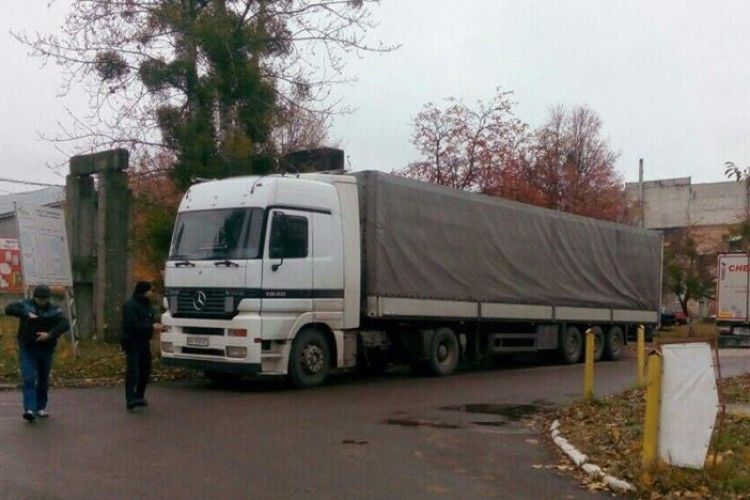 У Луцьку дві вантажівки не поділили дорогу