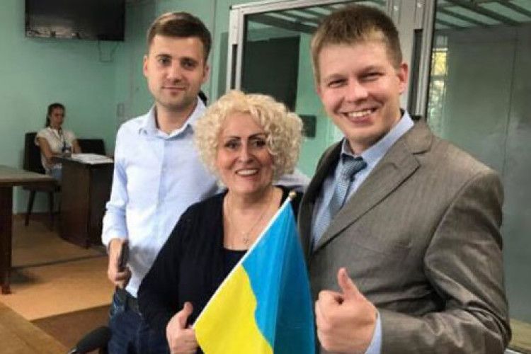 Свят-свят-свят! Сепаратистка взяла в руки синьо-жовтий прапор і загукала: «Слава Україні!»