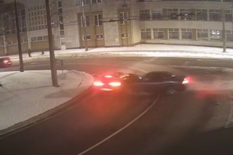 У Луцьку п'яний водій «влетів» у Volkswagen біля РЦ «Промінь» (Відео)