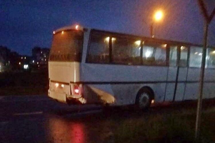 У Нововолинську автомобіль в’їхав у автобус