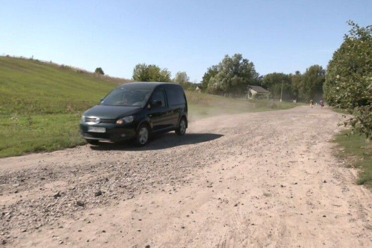 У волинській громаді погрожують перекривати шлях вантажівкам