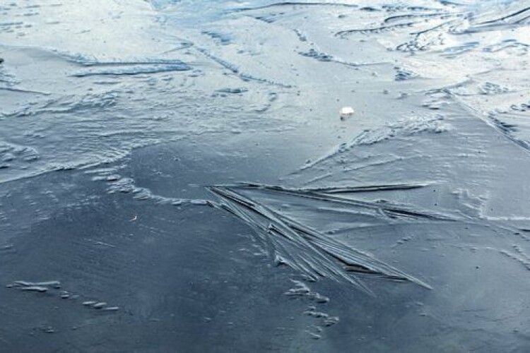 Батьки року: пара катала візочок з дитиною просто по замерзлому озеру (Відео)