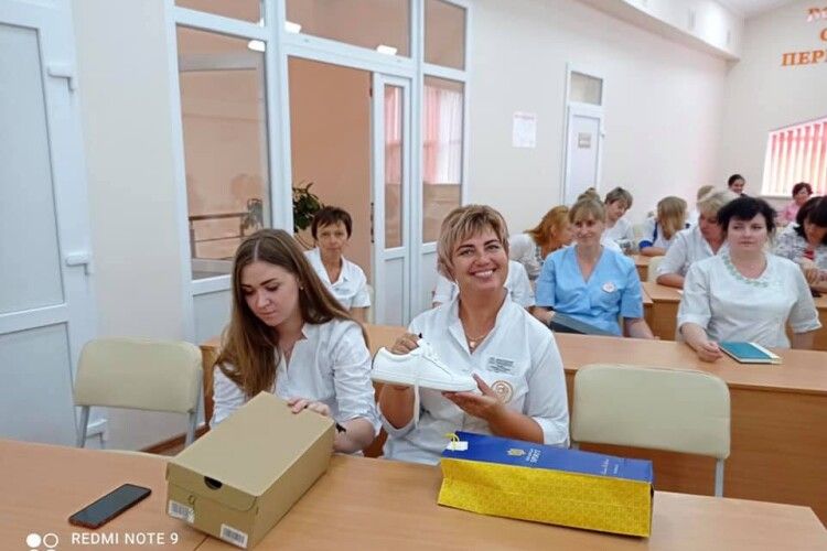 Медсестри Волинського перинатального центру приміряють обновки від благодійників (Фото)
